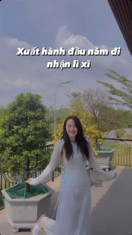 Mùng 1 TẾT: Huyền Baby hở bạo, HHen Niê xúng xính áo dài-11