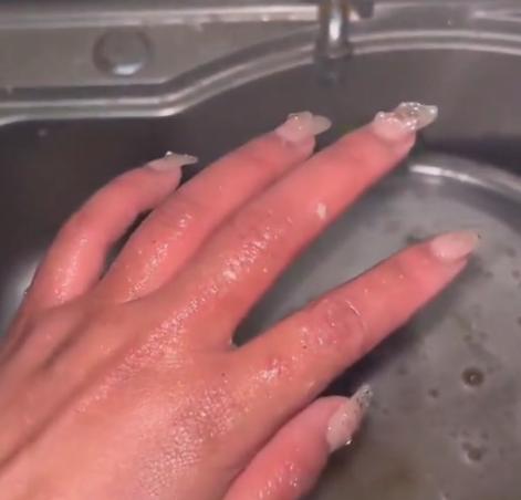 Ra mắt nhà bạn trai dịp Tết, cô gái phải rửa bát một mình rộp tay-2