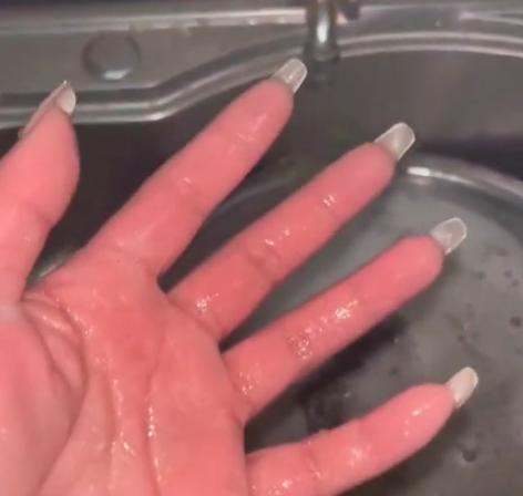 Ra mắt nhà bạn trai dịp Tết, cô gái phải rửa bát một mình rộp tay-3