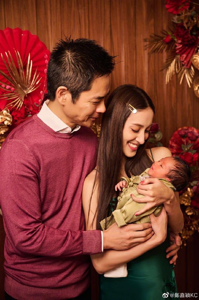 Vợ chồng Trịnh Gia Dĩnh khoe cận mặt con trai ngày đầu năm-1