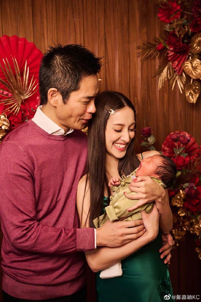 Vợ chồng Trịnh Gia Dĩnh khoe cận mặt con trai ngày đầu năm-2