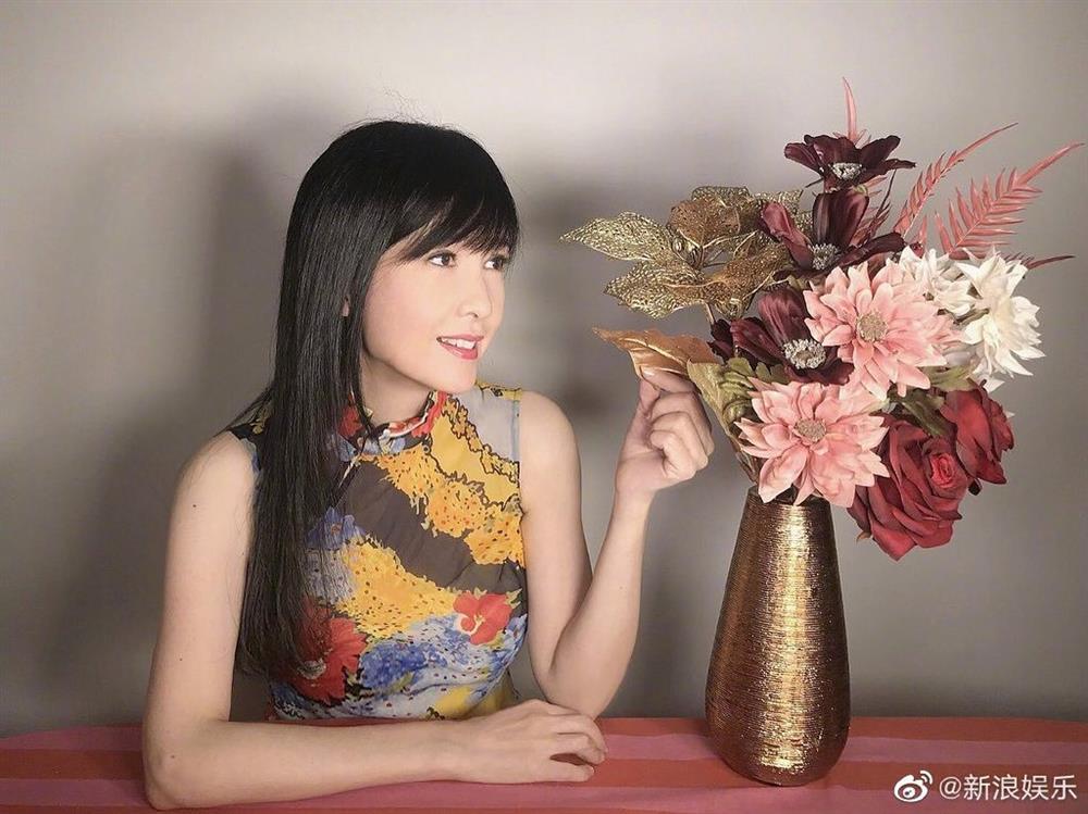 U60 Châu Huệ Mẫn diện váy từ 30 năm trước-1