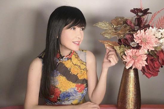 U60 Châu Huệ Mẫn diện váy từ 30 năm trước