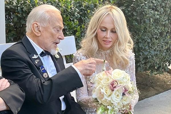 Người thứ hai đặt chân lên Mặt trăng kết hôn ở tuổi 93-1