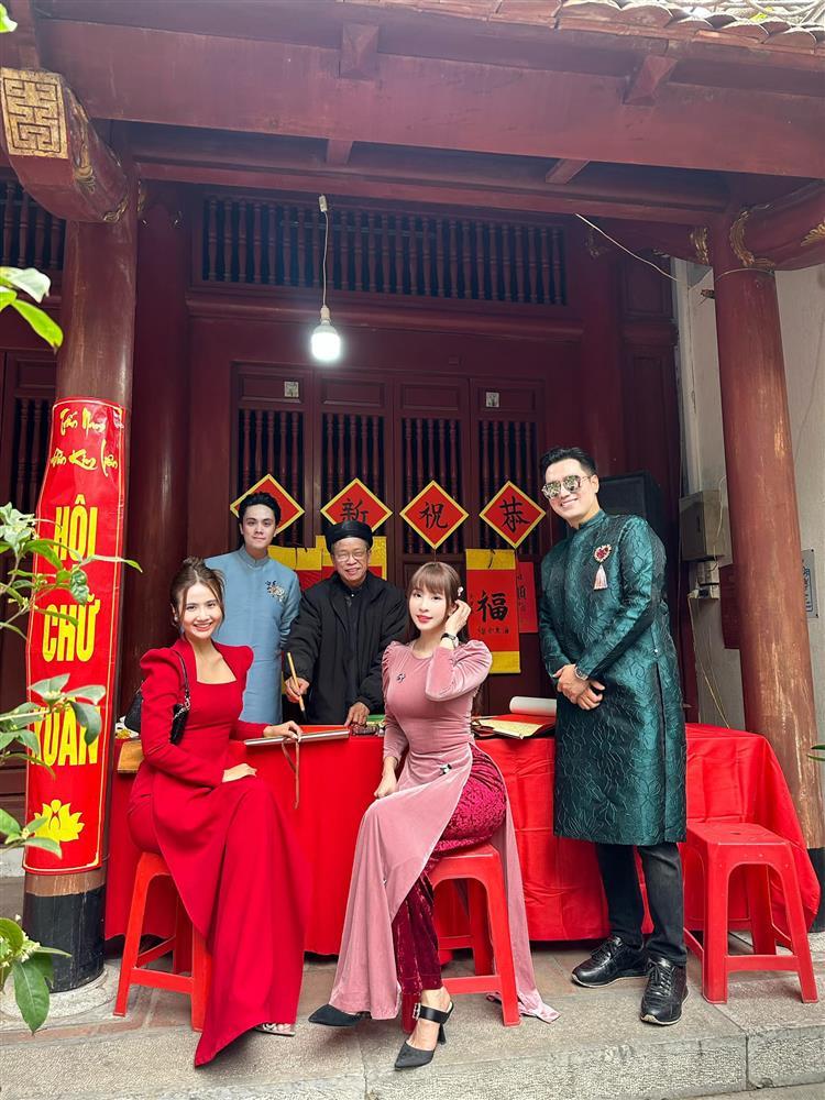 Quỳnh Nga khéo tránh Việt Anh trong ảnh đi chơi Tết cùng hội bạn thân-1