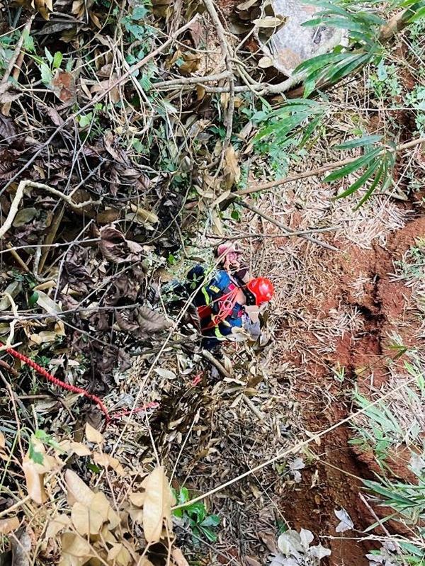 Cứu cụ bà ở Đắk Lắk bị rơi xuống vực sâu 15m-1