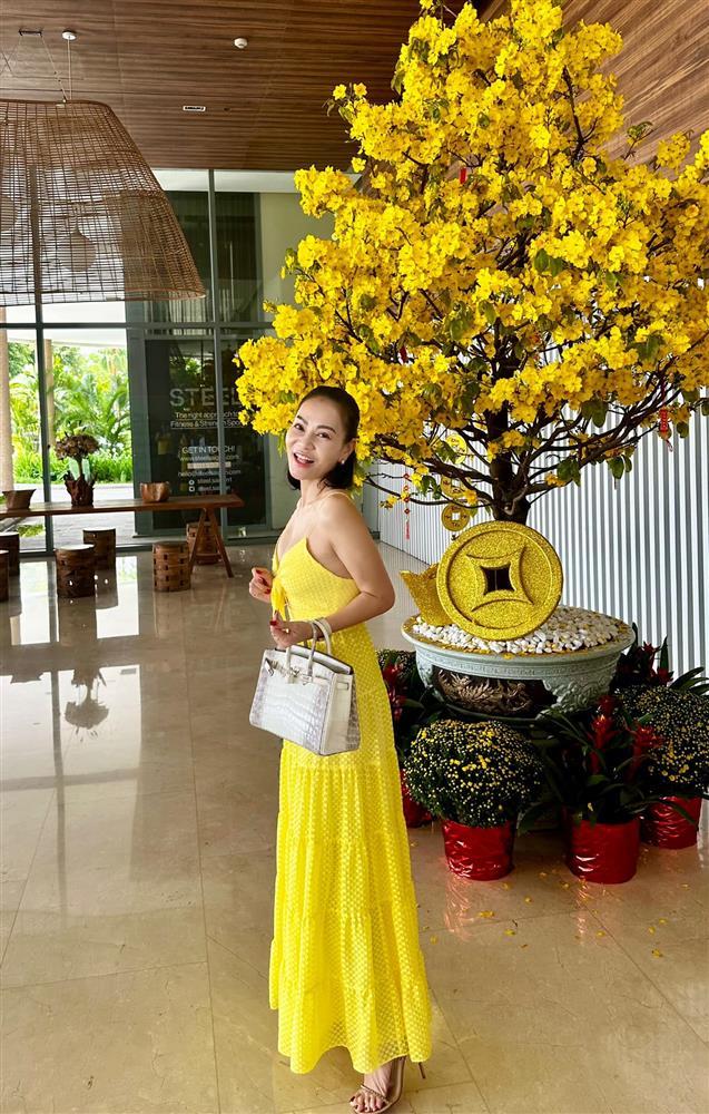 Showbiz Việt ngày 23/1: Lương Thùy Linh cao đến mức chạm mái nhà-3