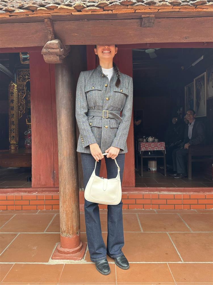 Showbiz Việt ngày 23/1: Lương Thùy Linh cao đến mức chạm mái nhà-1