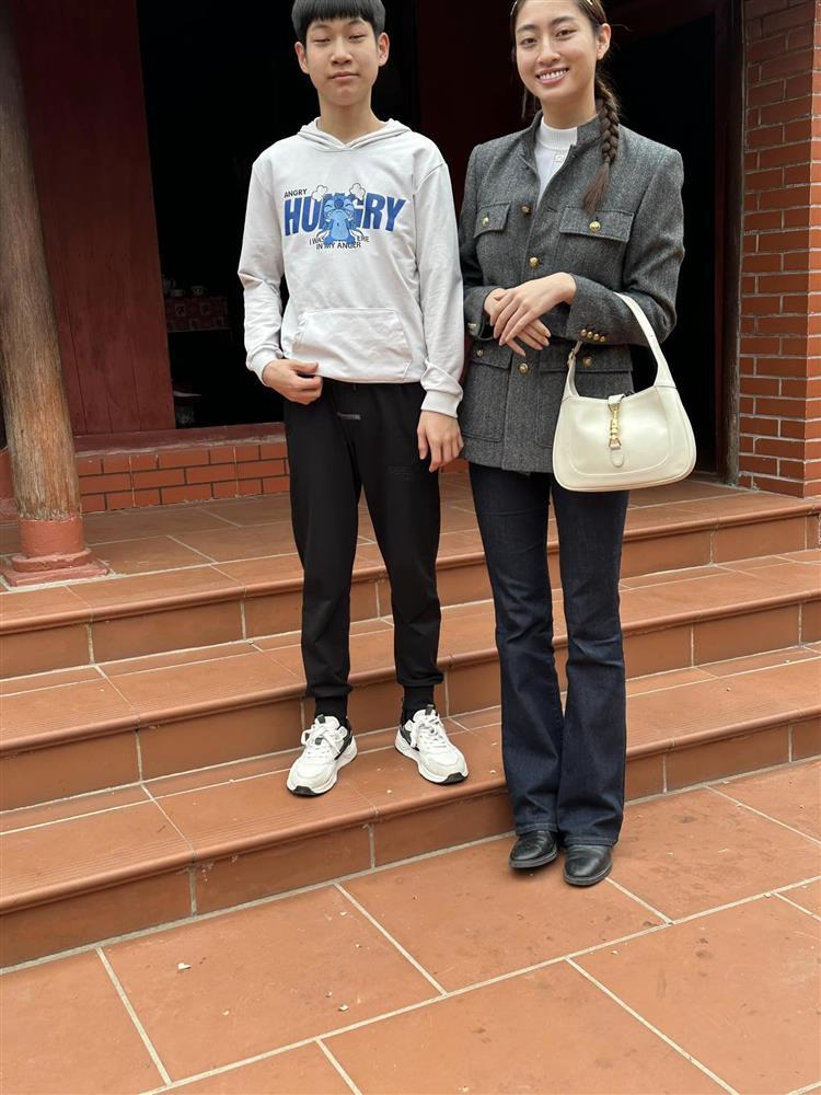 Showbiz Việt ngày 23/1: Lương Thùy Linh cao đến mức chạm mái nhà-2