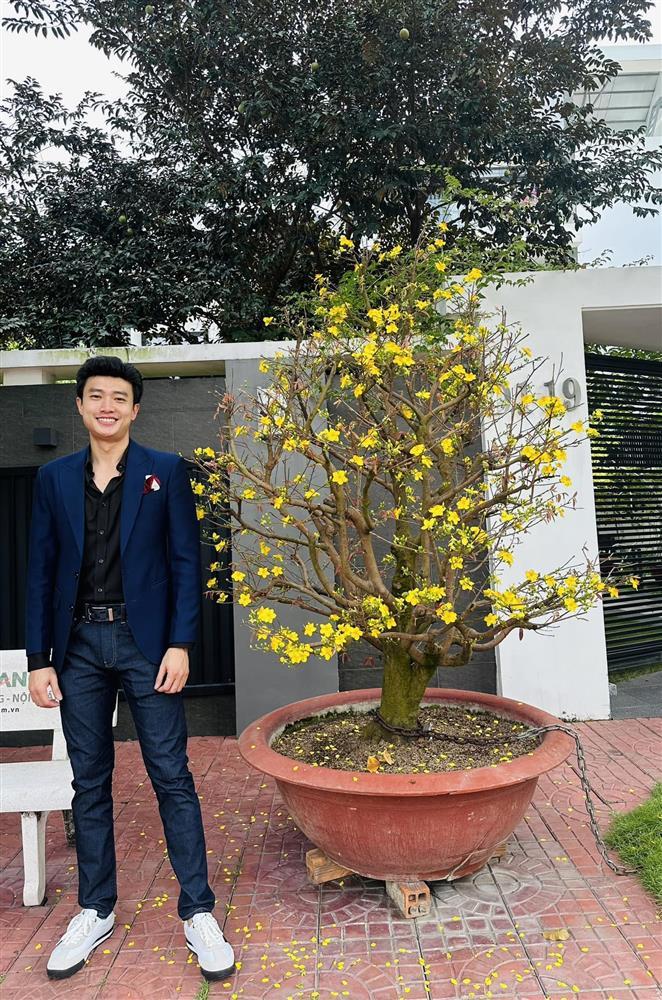 Showbiz Việt ngày 23/1: Lương Thùy Linh cao đến mức chạm mái nhà-9