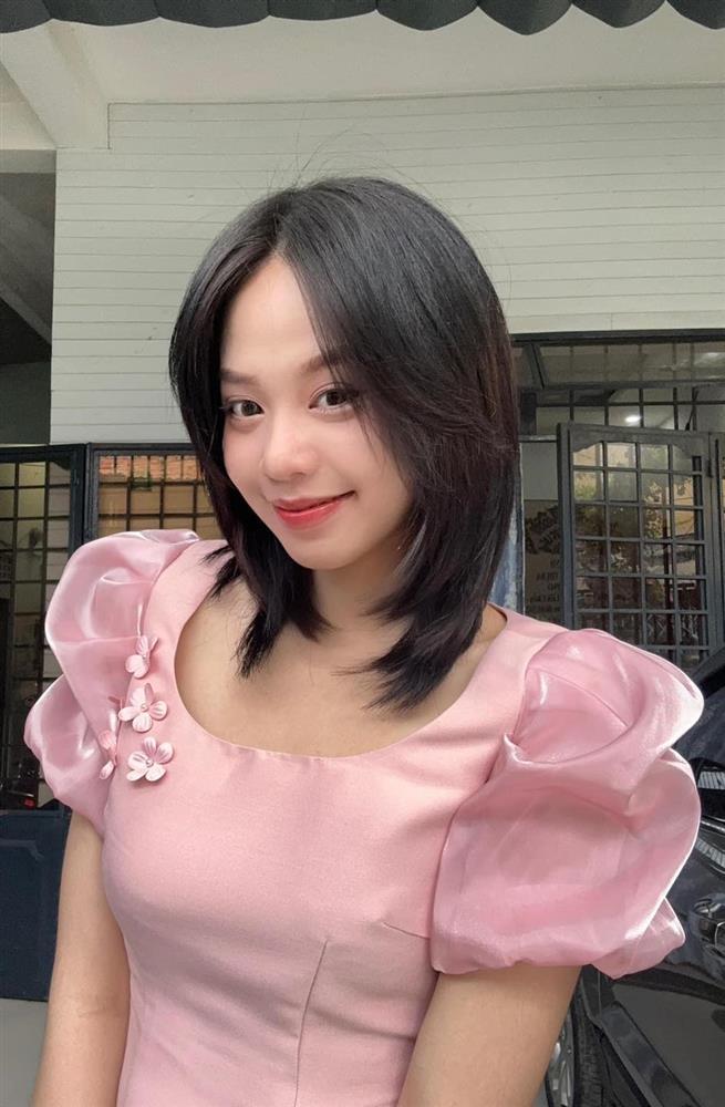 Showbiz Việt ngày 23/1: Lương Thùy Linh cao đến mức chạm mái nhà-10