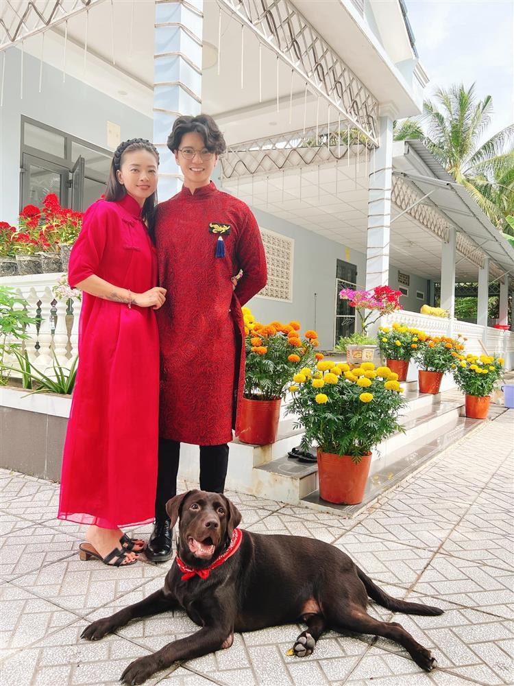 Showbiz Việt ngày 23/1: Lương Thùy Linh cao đến mức chạm mái nhà-11