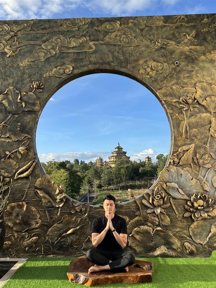 Showbiz Việt ngày 23/1: Lương Thùy Linh cao đến mức chạm mái nhà-6