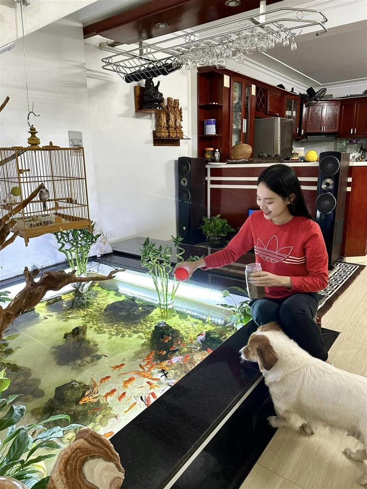 Loạt ảnh cho thấy Á hậu 1 Trịnh Thùy Linh chuẩn con nhà giàu-2