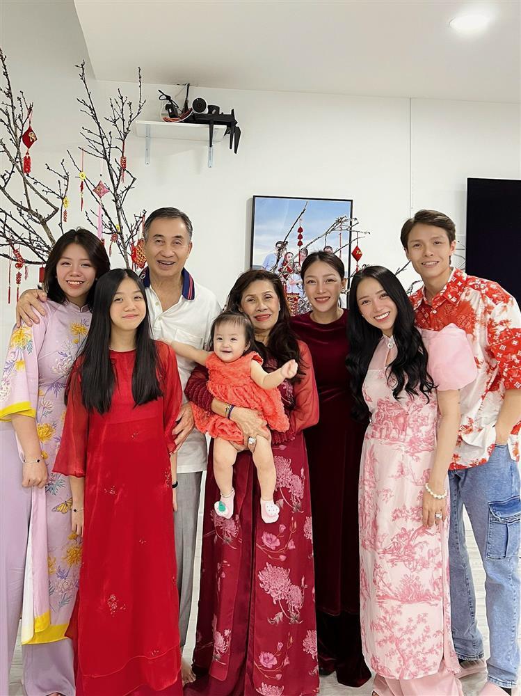 Giật mình nhan sắc vợ cả Minh Nhựa qua ống kính con gái-1