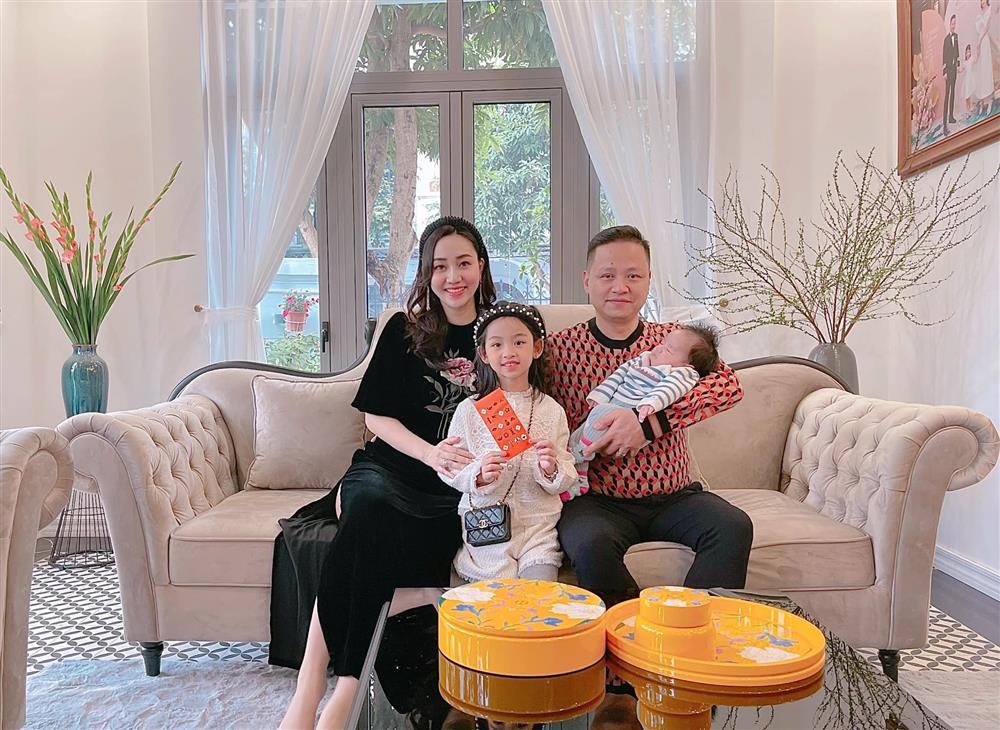 Showbiz Việt ngày 24/1: Chồng Lan Phương được mẹ vợ chiều hết nấc-3