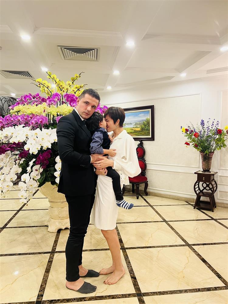 Showbiz Việt ngày 24/1: Chồng Lan Phương được mẹ vợ chiều hết nấc-4