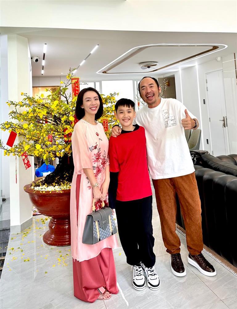 Showbiz Việt ngày 24/1: Chồng Lan Phương được mẹ vợ chiều hết nấc-5