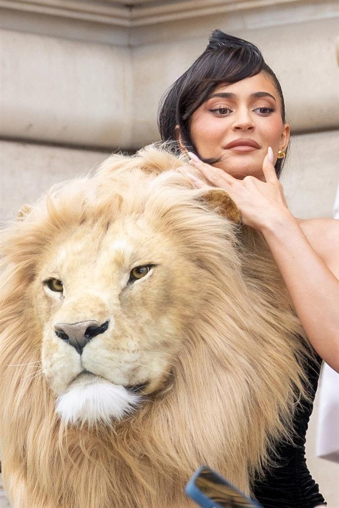 Kylie Jenner bị chỉ trích vì mang đầu sư tử giả-1