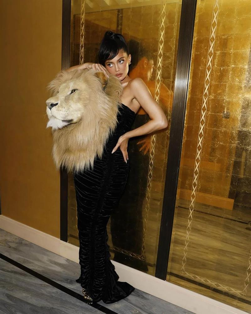 Kylie Jenner bị chỉ trích vì mang đầu sư tử giả-2
