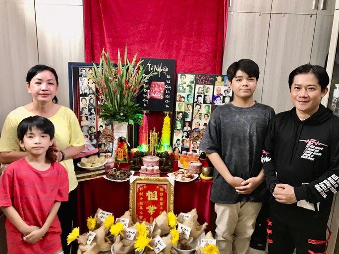 Tục lệ cúng gà ra mắt Tổ Sân khấu mùng 3 Tết-1