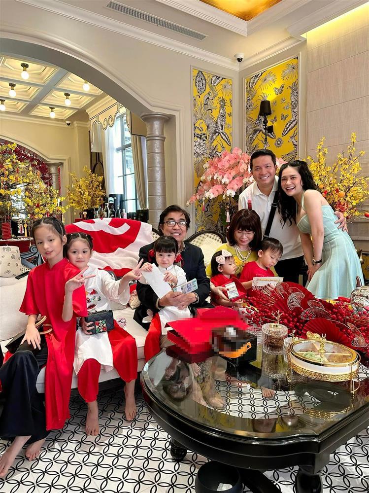 Đoàn Di Băng chơi sốc, lì xì bố mẹ chồng cả xấp tiền 500k-1