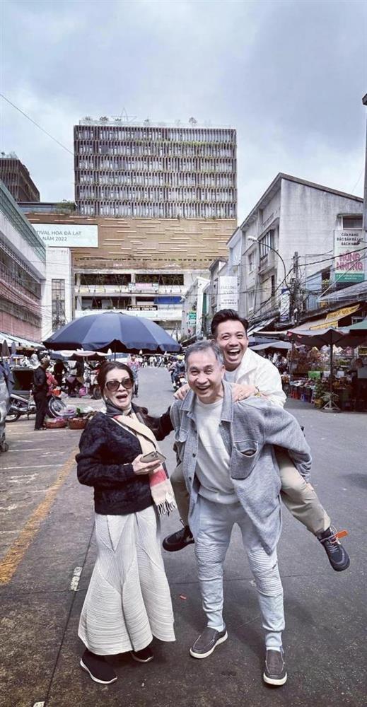 Minh Nhựa hạnh phúc khoe được bố quyền lực cõng trên lưng-3