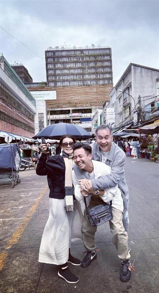 Minh Nhựa hạnh phúc khoe được bố quyền lực cõng trên lưng-2