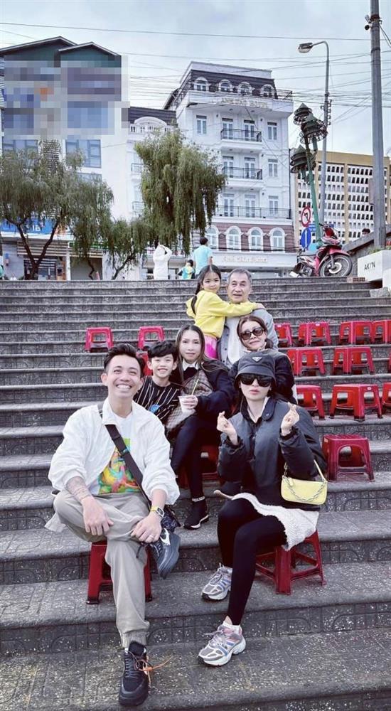 Minh Nhựa hạnh phúc khoe được bố quyền lực cõng trên lưng-1