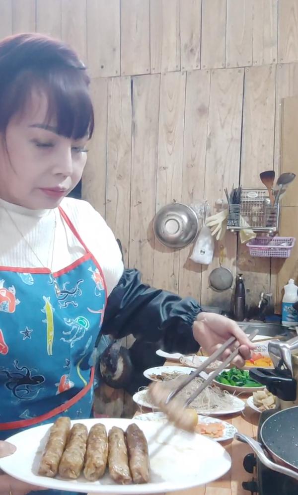 Cô dâu 62 tuổi lộ ngoại hình lạ lẫm sau biến chứng thẩm mỹ-4