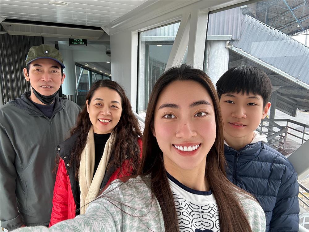 Lương Thùy Linh bên gia đình, mẹ đẻ Giám đốc Kho bạc gây chú ý-2