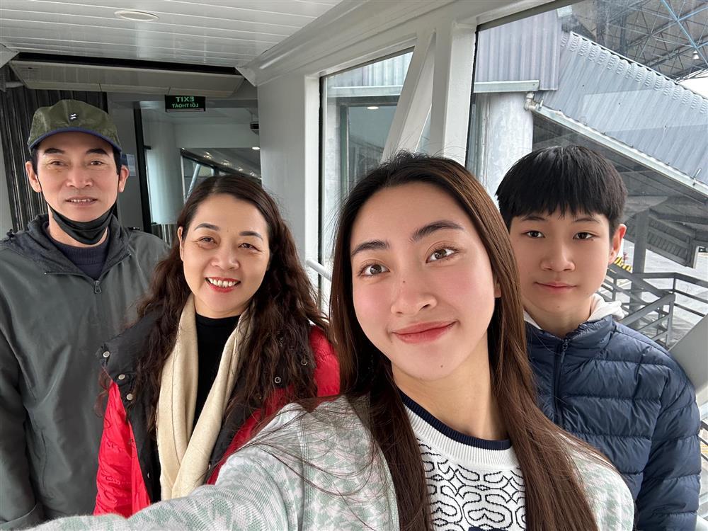 Lương Thùy Linh bên gia đình, mẹ đẻ Giám đốc Kho bạc gây chú ý-1