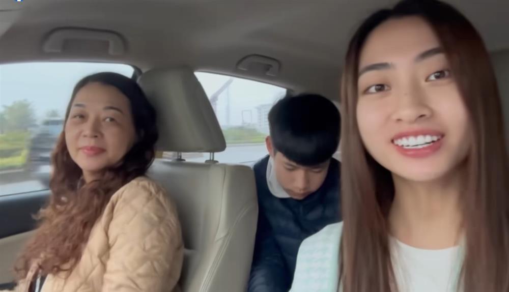 Lương Thùy Linh bên gia đình, mẹ đẻ Giám đốc Kho bạc gây chú ý-3