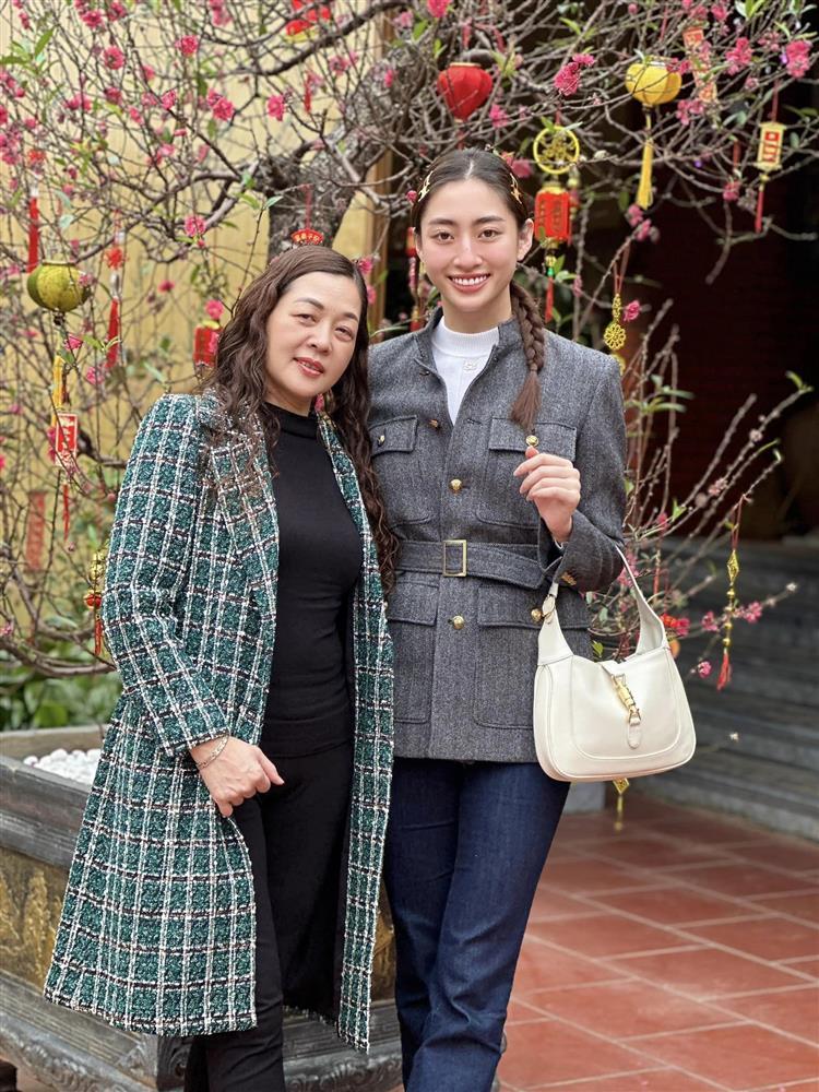 Lương Thùy Linh bên gia đình, mẹ đẻ Giám đốc Kho bạc gây chú ý-4