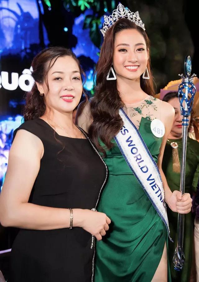 Lương Thùy Linh bên gia đình, mẹ đẻ Giám đốc Kho bạc gây chú ý-6