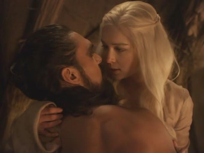 Mẹ rồng Emilia Clarke gây sửng sốt với đôi lông mày đầy... biểu cảm-3