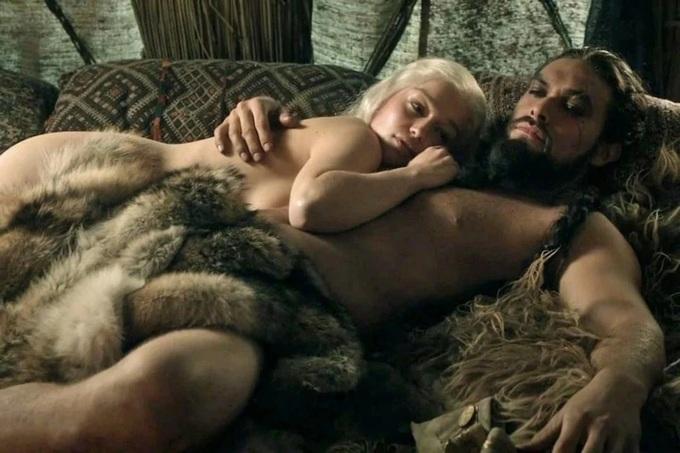 Mẹ rồng Emilia Clarke gây sửng sốt với đôi lông mày đầy... biểu cảm-4