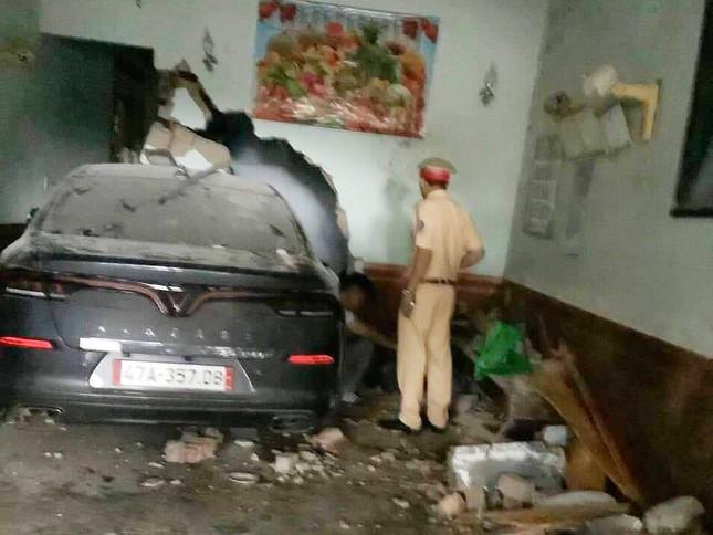 Ô tô lao thẳng vào nhà tông chết người đàn ông đang ngủ-1