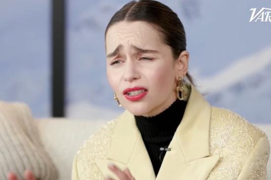 'Mẹ rồng' Emilia Clarke gây sửng sốt với đôi lông mày đầy... biểu cảm