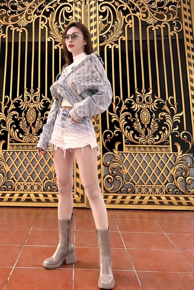 Bật mood chiến dịp Tết: Chi Pu diện bikini, Phương Oanh váy rách-4