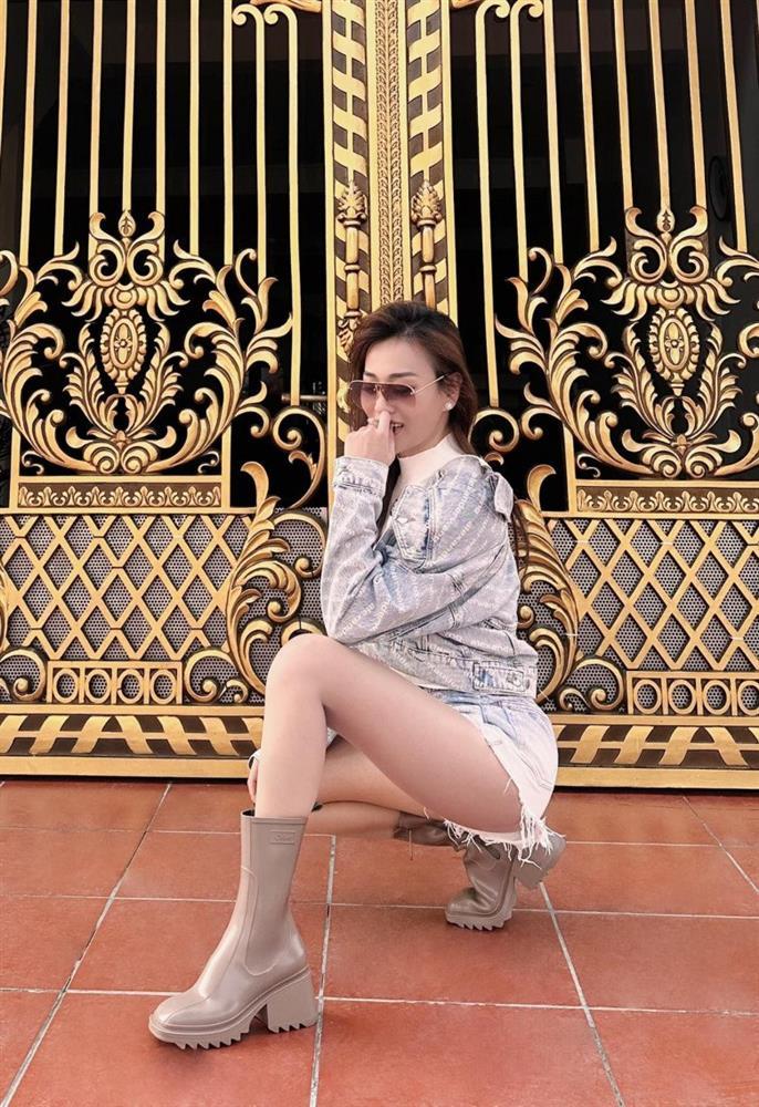 Bật mood chiến dịp Tết: Chi Pu diện bikini, Phương Oanh váy rách-5