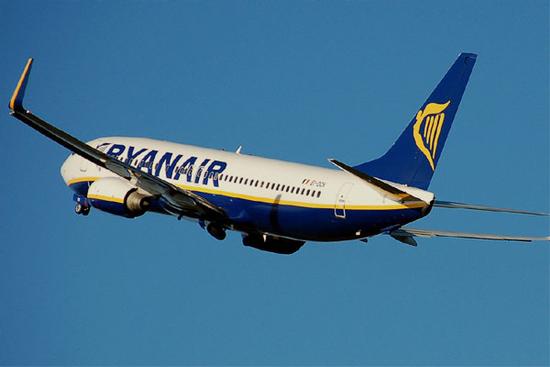 Máy bay chở gần 200 khách bị dọa đánh bom