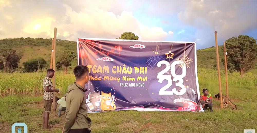 Lỡ hẹn về Việt Nam, Quang Linh Vlog chi sốc đón Tết tại châu Phi-2