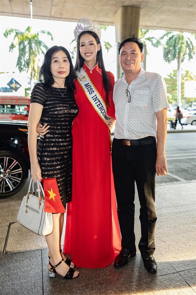 Hoa hậu 1m86 Bảo Ngọc như người khổng lồ, chạm trần ở sân bay-6
