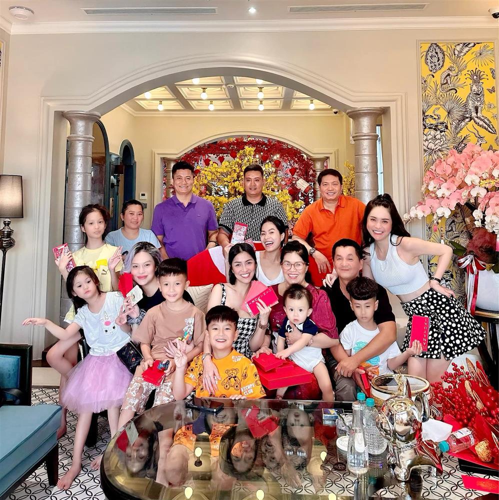 Đoàn Di Băng lì xì bố mẹ 3 hộp quà, choáng thứ đựng bên trong-3