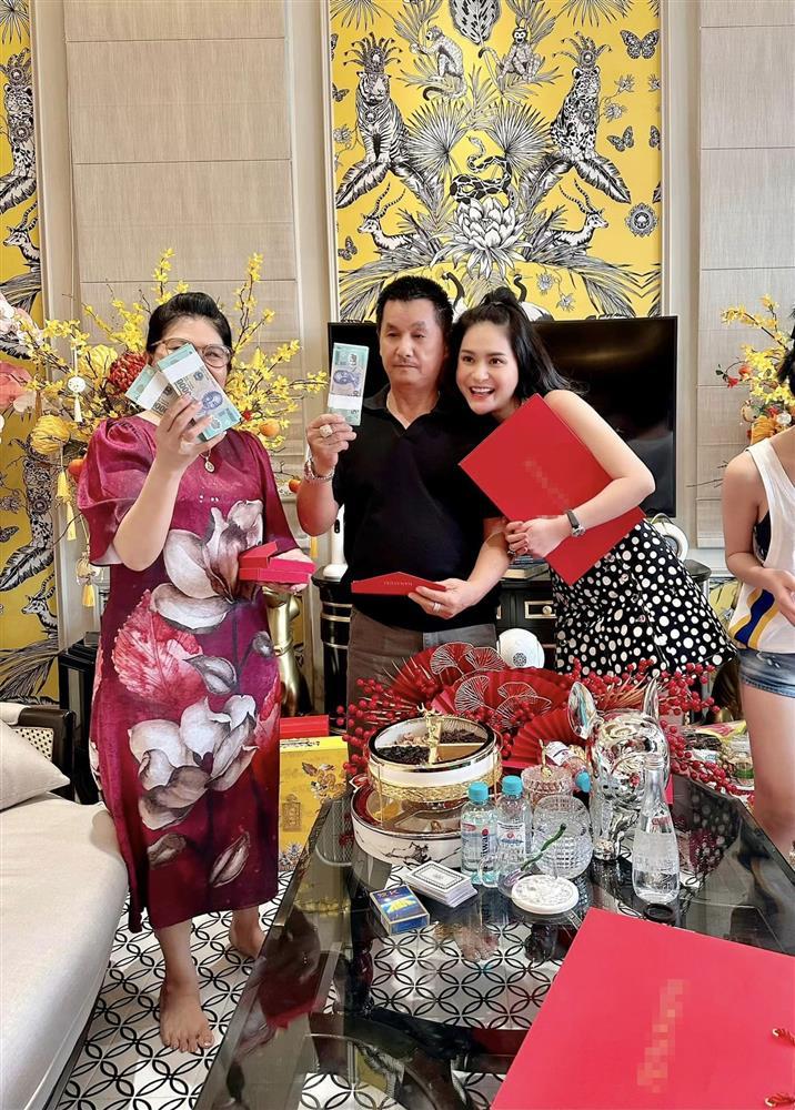 Đoàn Di Băng lì xì bố mẹ 3 hộp quà, choáng thứ đựng bên trong-2