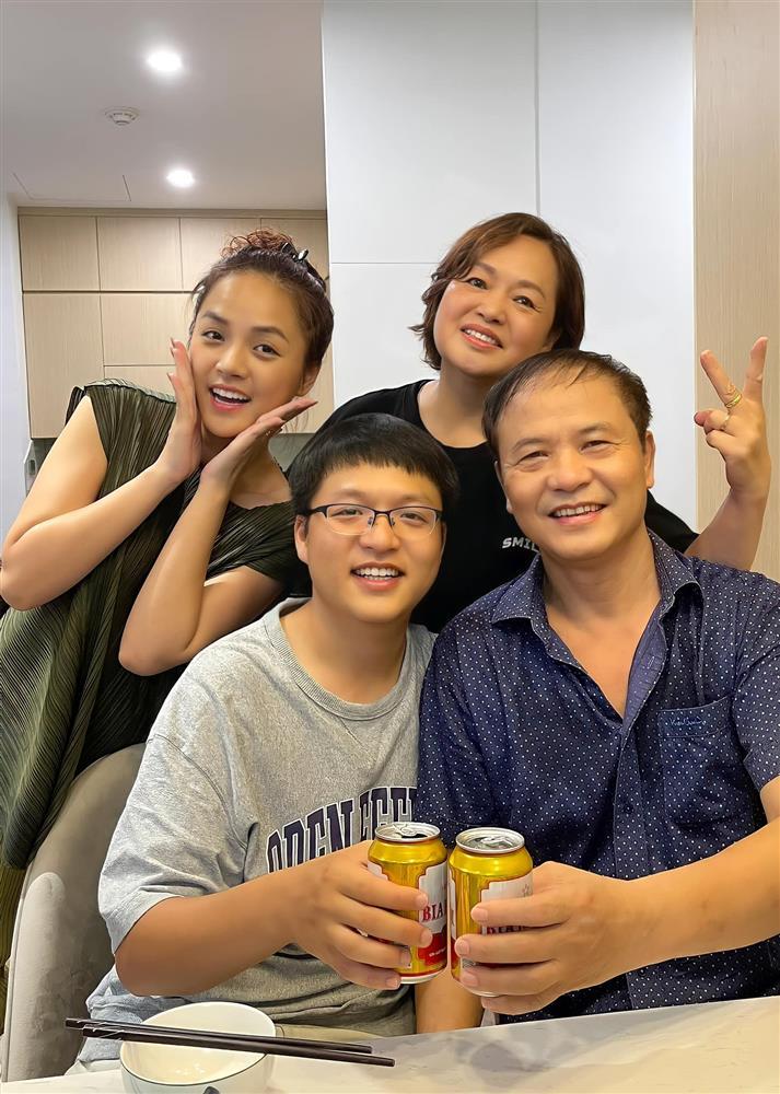 Showbiz Việt ngày 25/1: Hồng Đăng hân hoan đón Tết bên gia đình-9