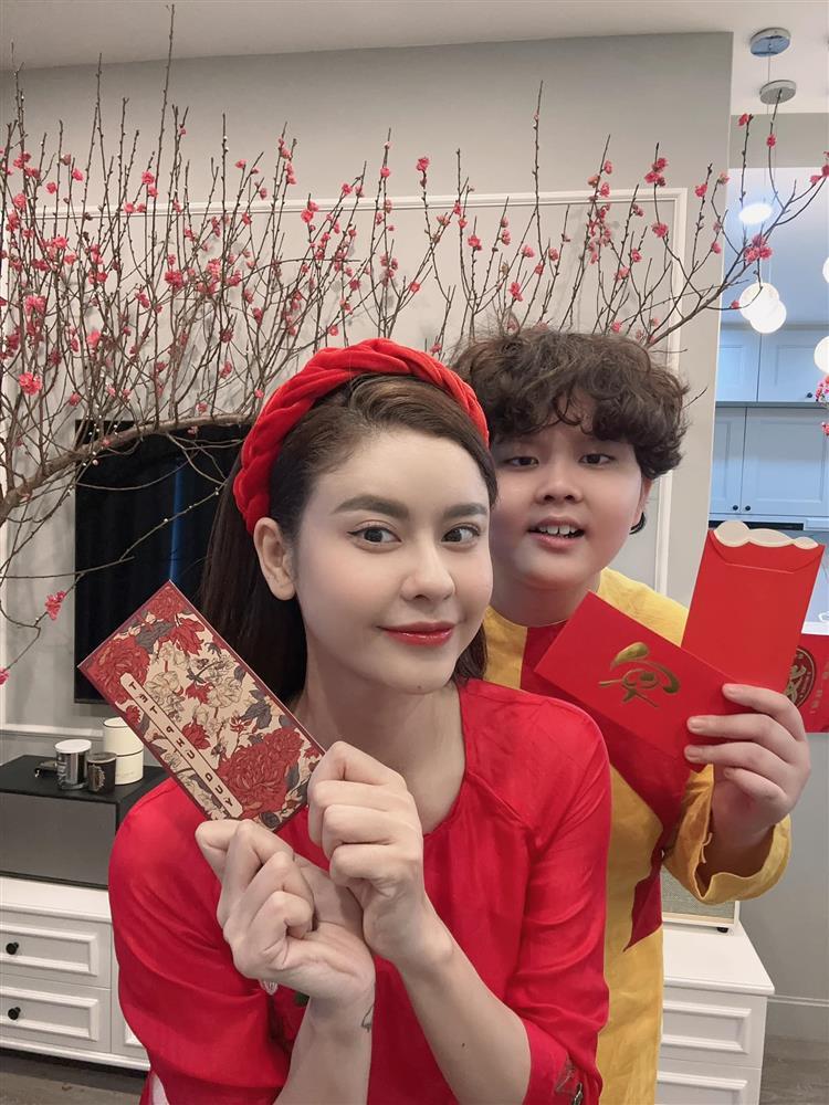 Showbiz Việt ngày 25/1: Hồng Đăng hân hoan đón Tết bên gia đình-10