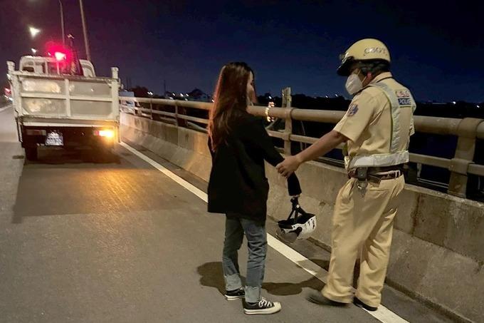 CSGT cứu cô gái định nhảy cầu tự tử ngày mùng 4 Tết-1