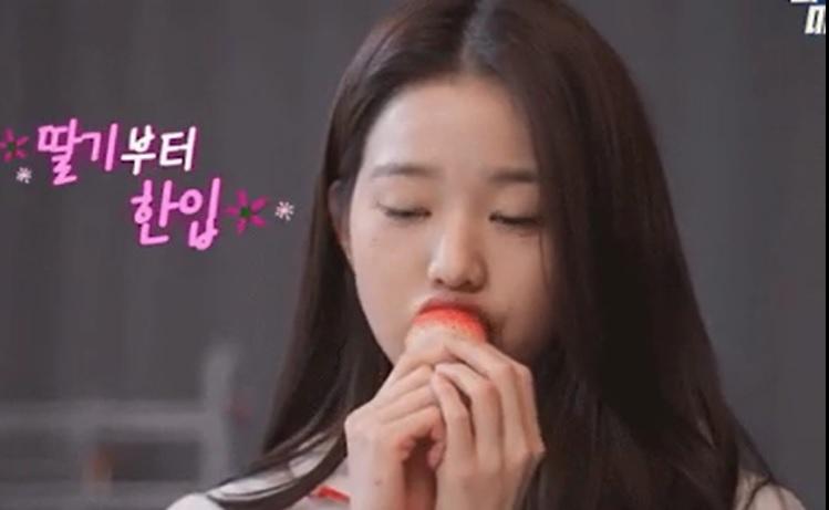 Nữ ca sĩ hút 130 triệu lượt đọc vì cách ăn pizza giả trân-1